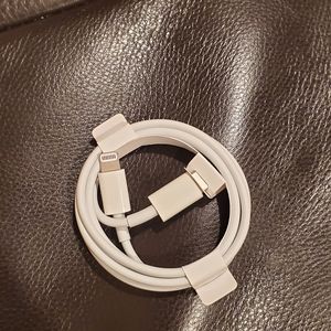 2 Apple USB -C Lighting